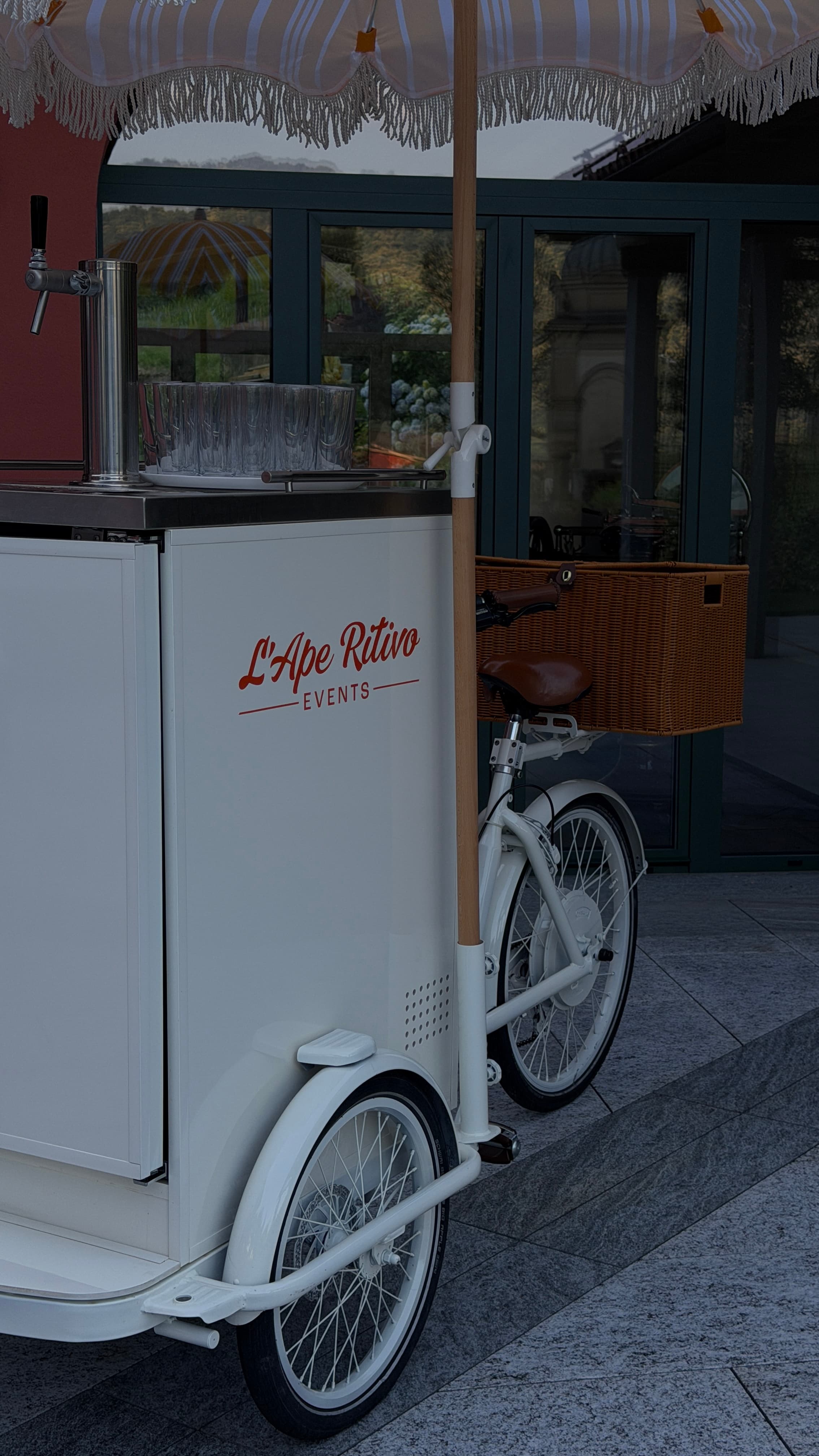 Cocktail Bike L'Ape Ritivo Events con spillatura e ombrellone all'evento sul lago