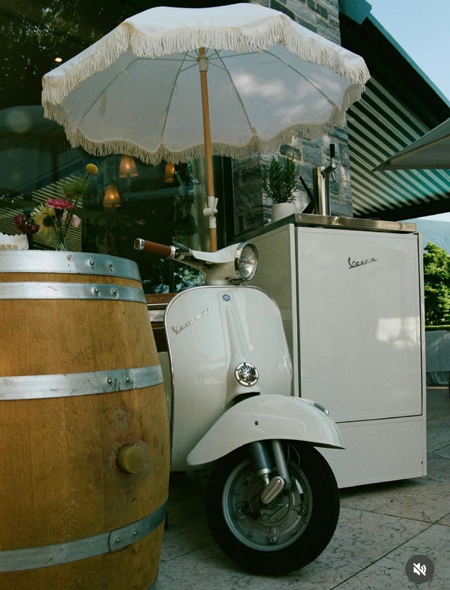 Vespa d'epoca bar con spillatura e botte di vino a un evento