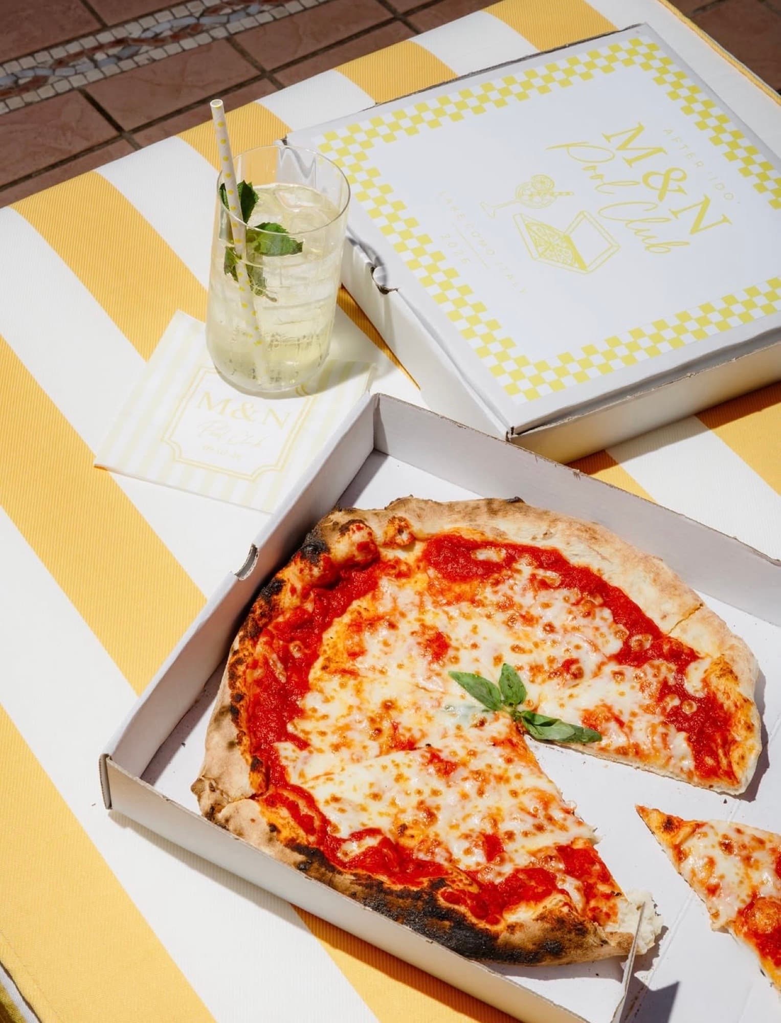 Pizza margherita gourmet in scatola a bordo piscina