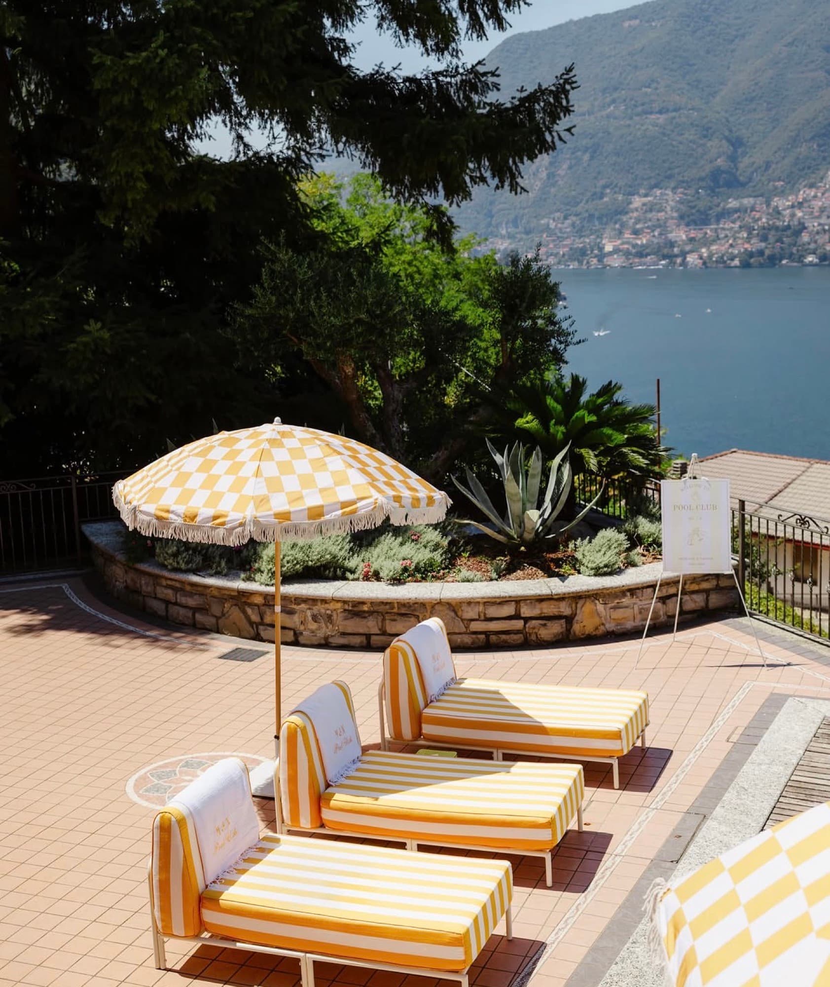 Terrazza con piscina e lettini vista Lago di Como