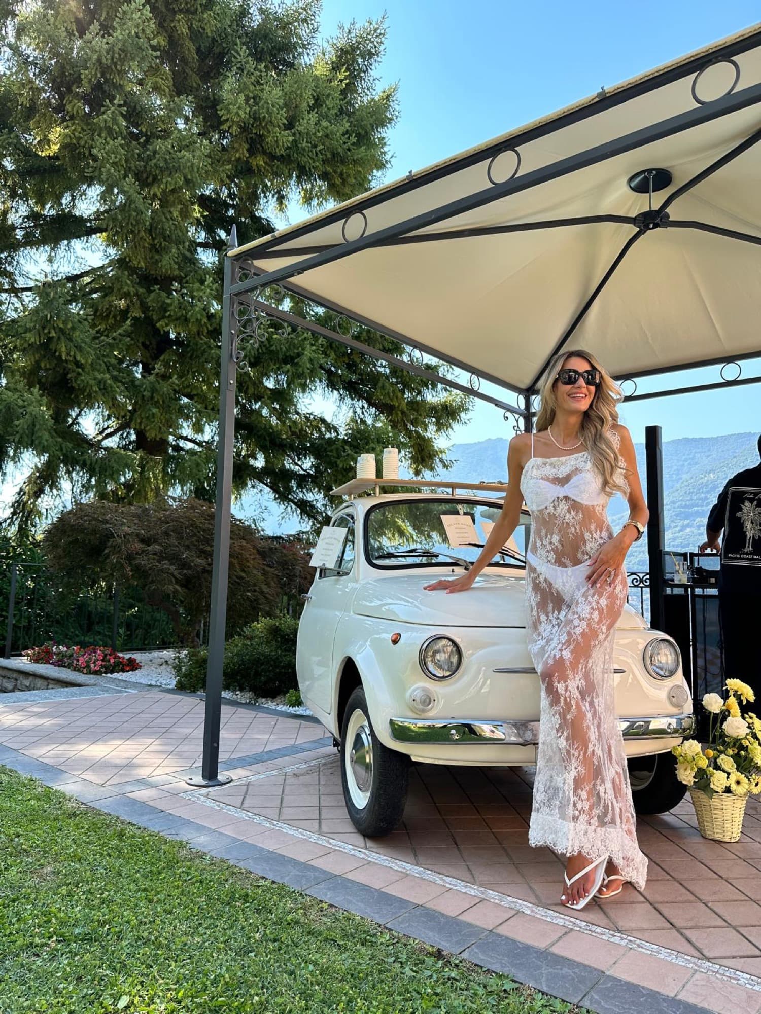 Fiat 500 d'epoca allestita per l'evento sotto il gazebo