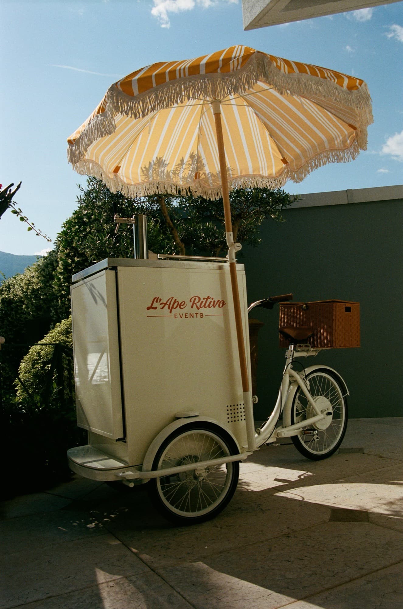 Cocktail bike L'Ape Ritivo Events con ombrellone giallo