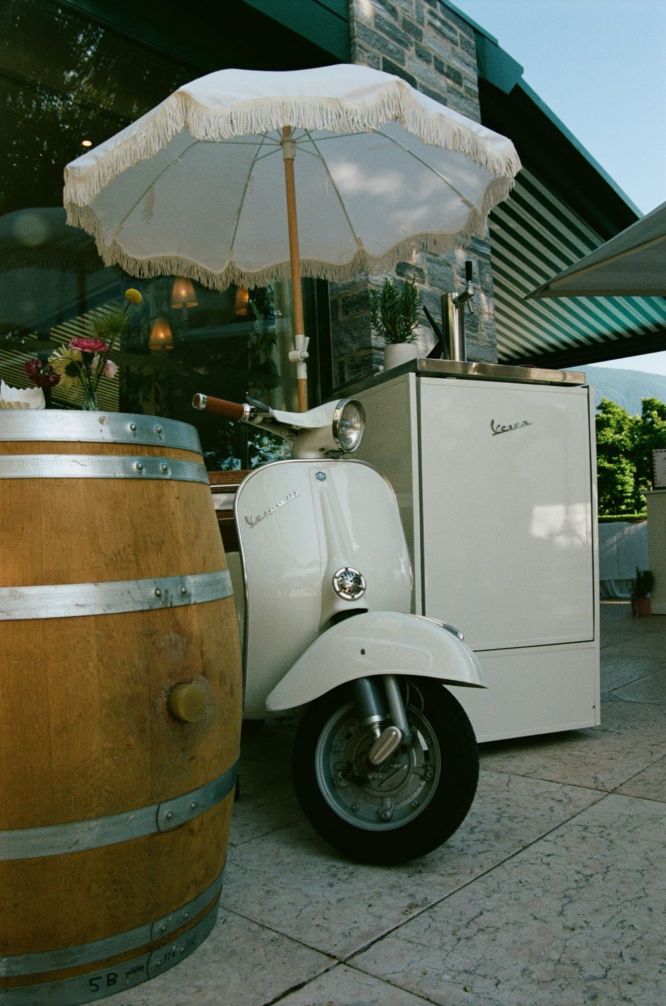 Vespa bar vintage con botte di vino all'aperitivo