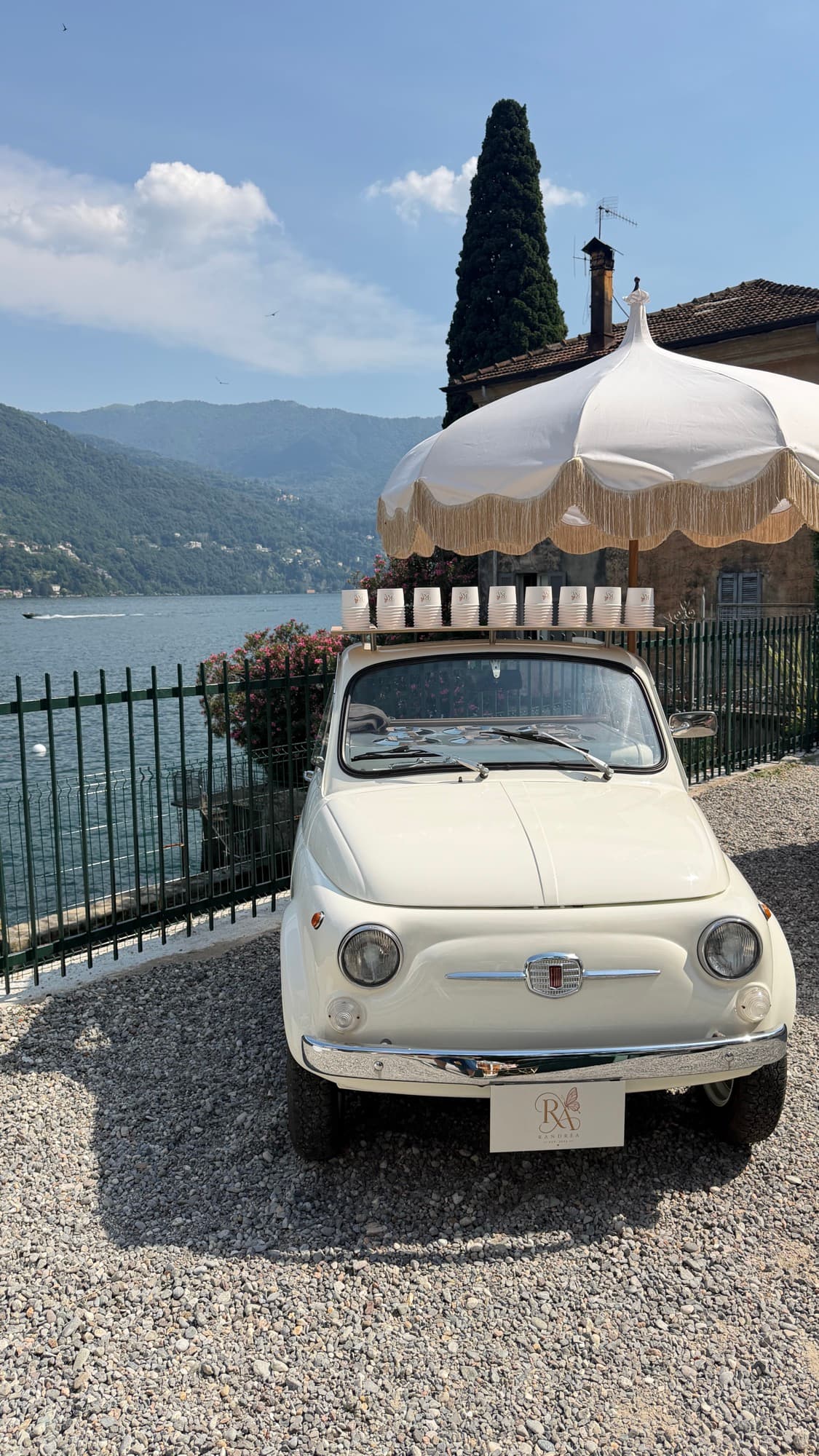 Fiat 500 d'epoca vista Lago di Como con ombrellone