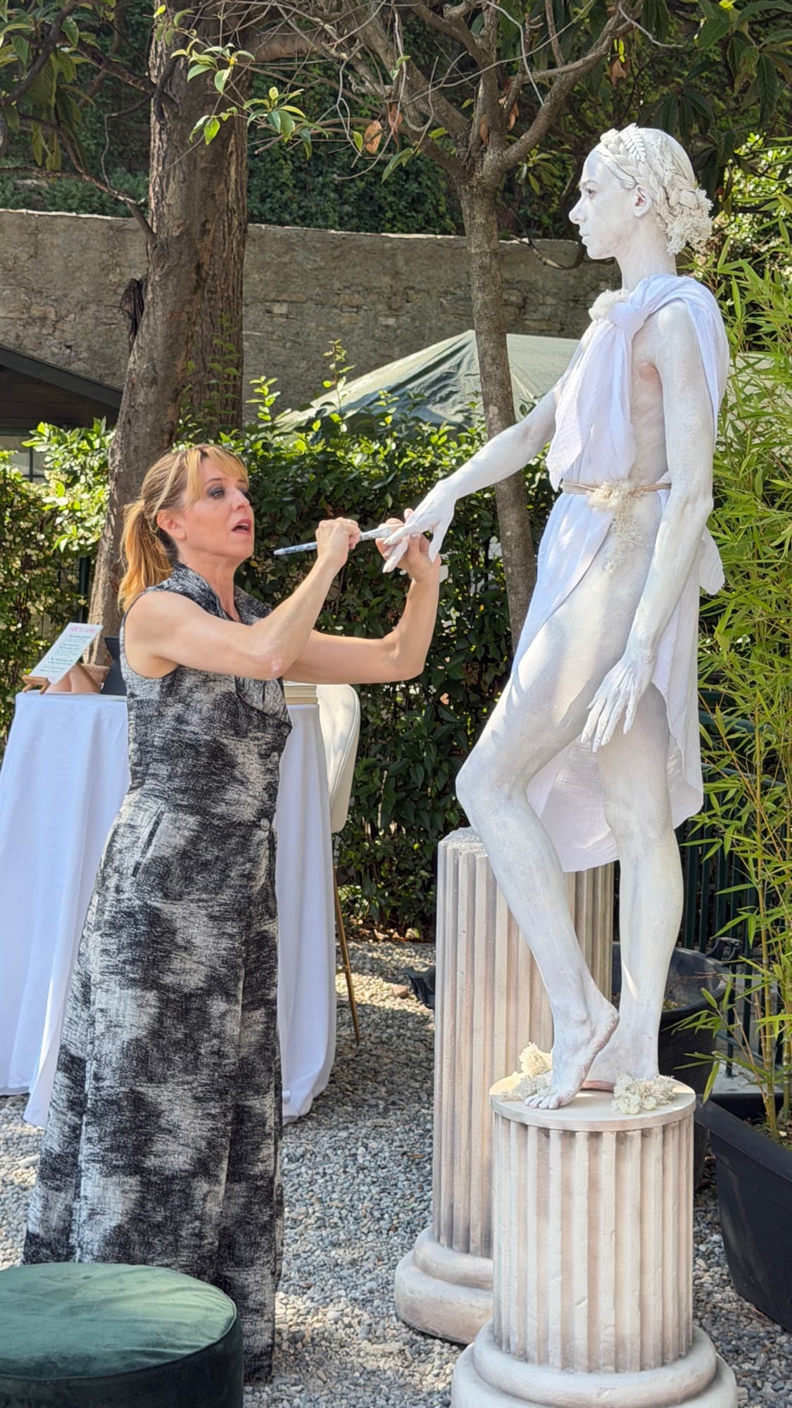 Statua vivente, intrattenimento a un evento sul lago
