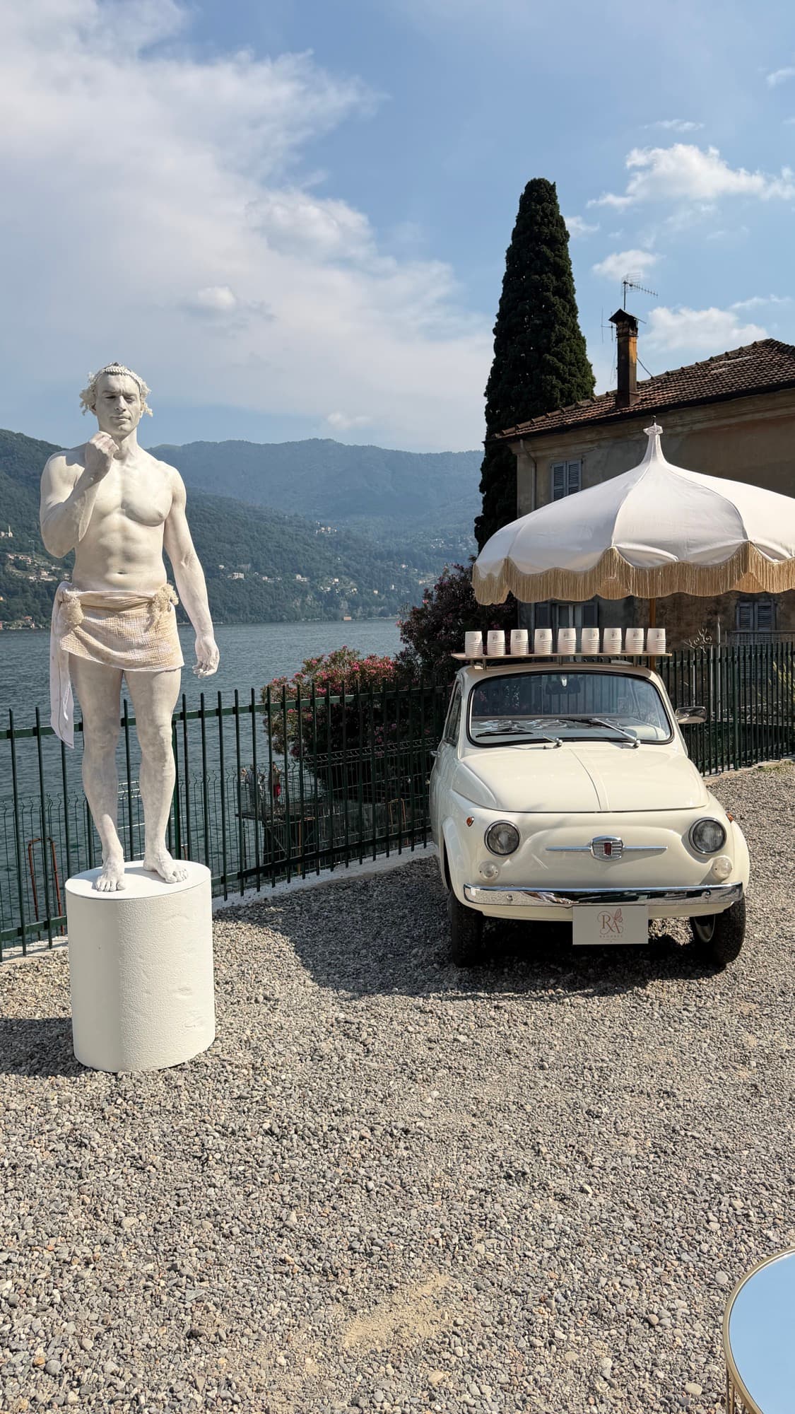 Fiat 500 d'epoca e statua vivente vista Lago di Como