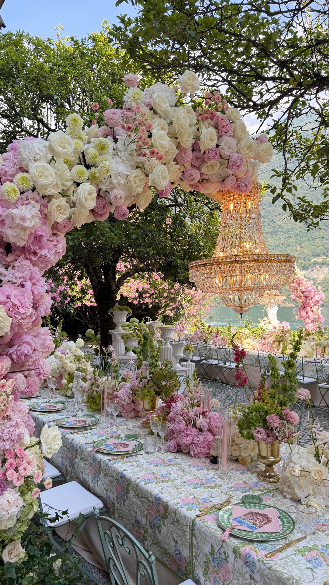 Tavolo di nozze con lampadario e fiori sul lago