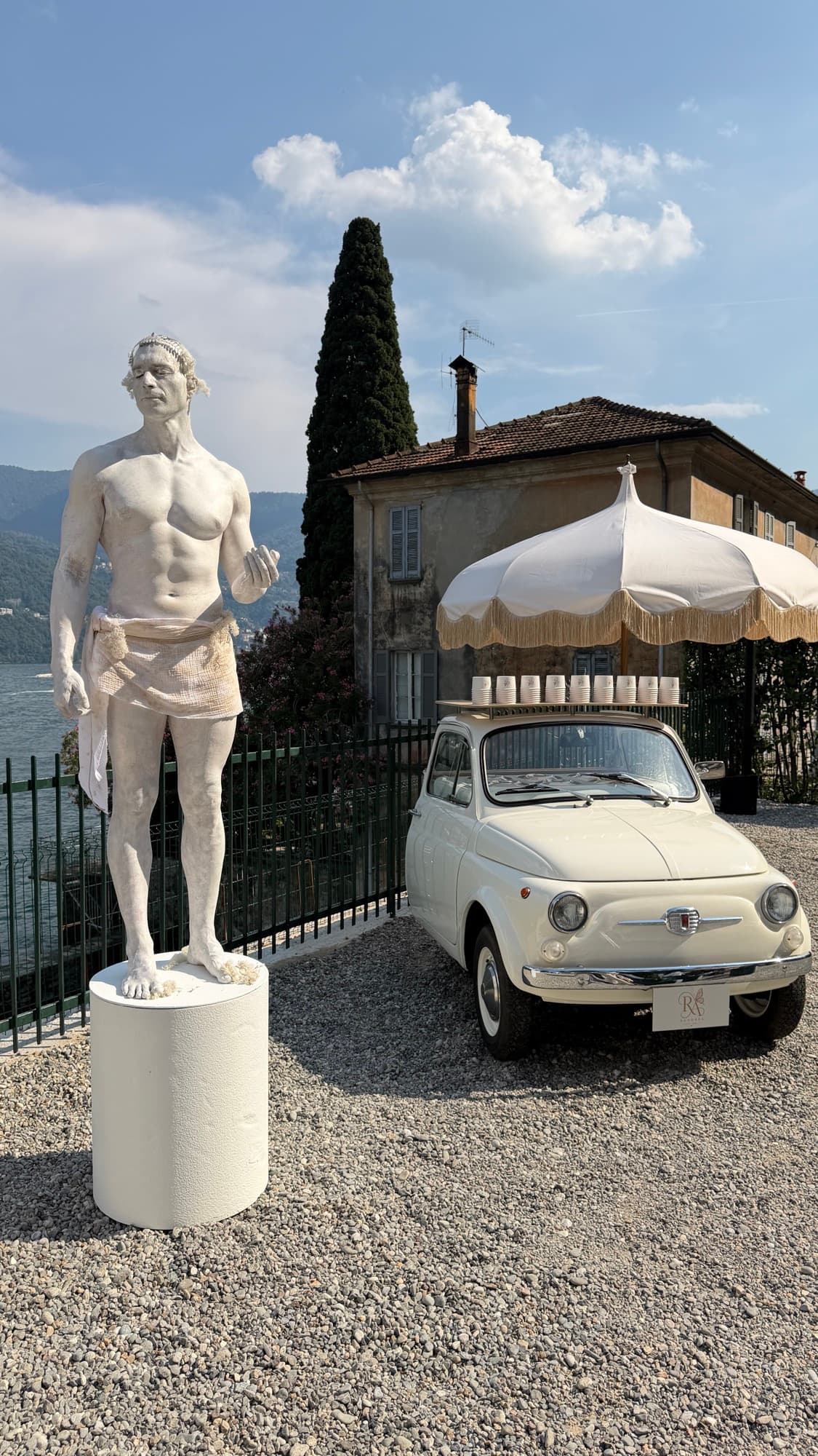 Fiat 500 gelateria d'epoca con statua vivente vista lago