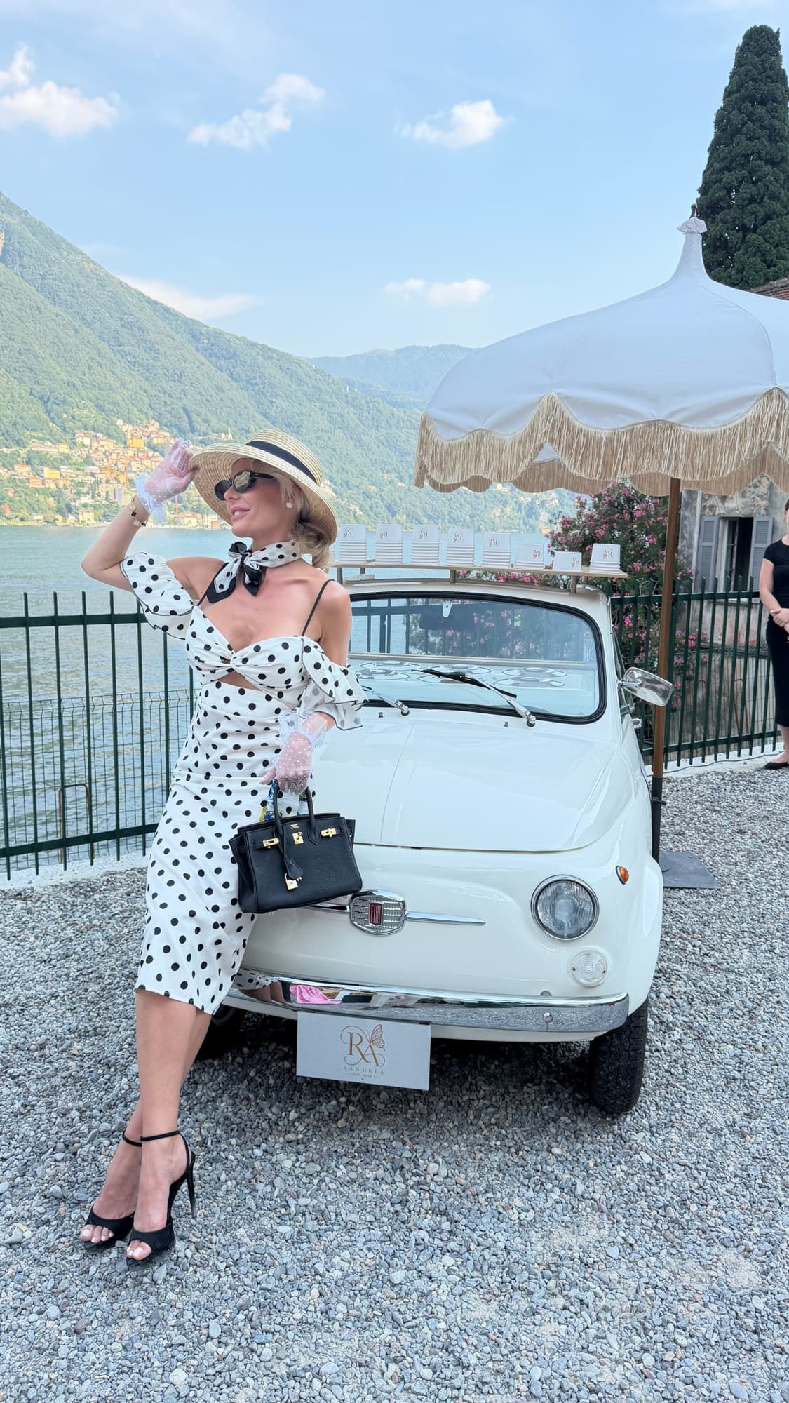 Fiat 500 d'epoca con ospite in abito a pois, vista lago