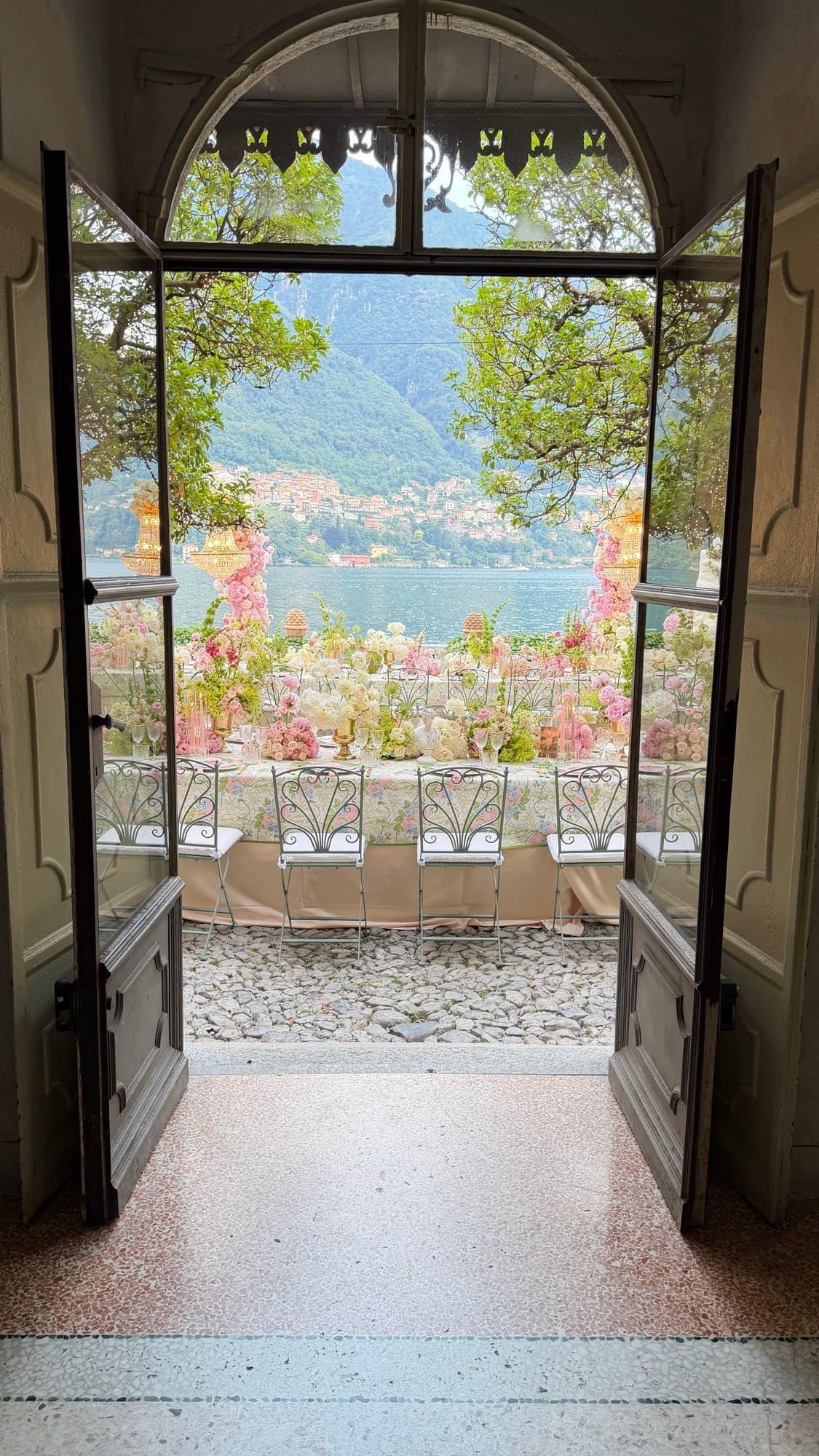 Terrazza fiorita di nozze vista dal portale della villa sul lago