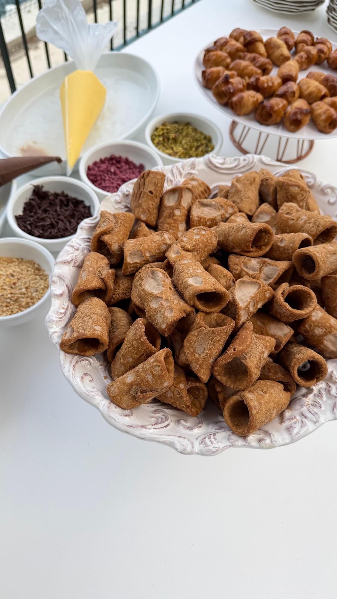 Cannoli siciliani e finger food dolci a un evento