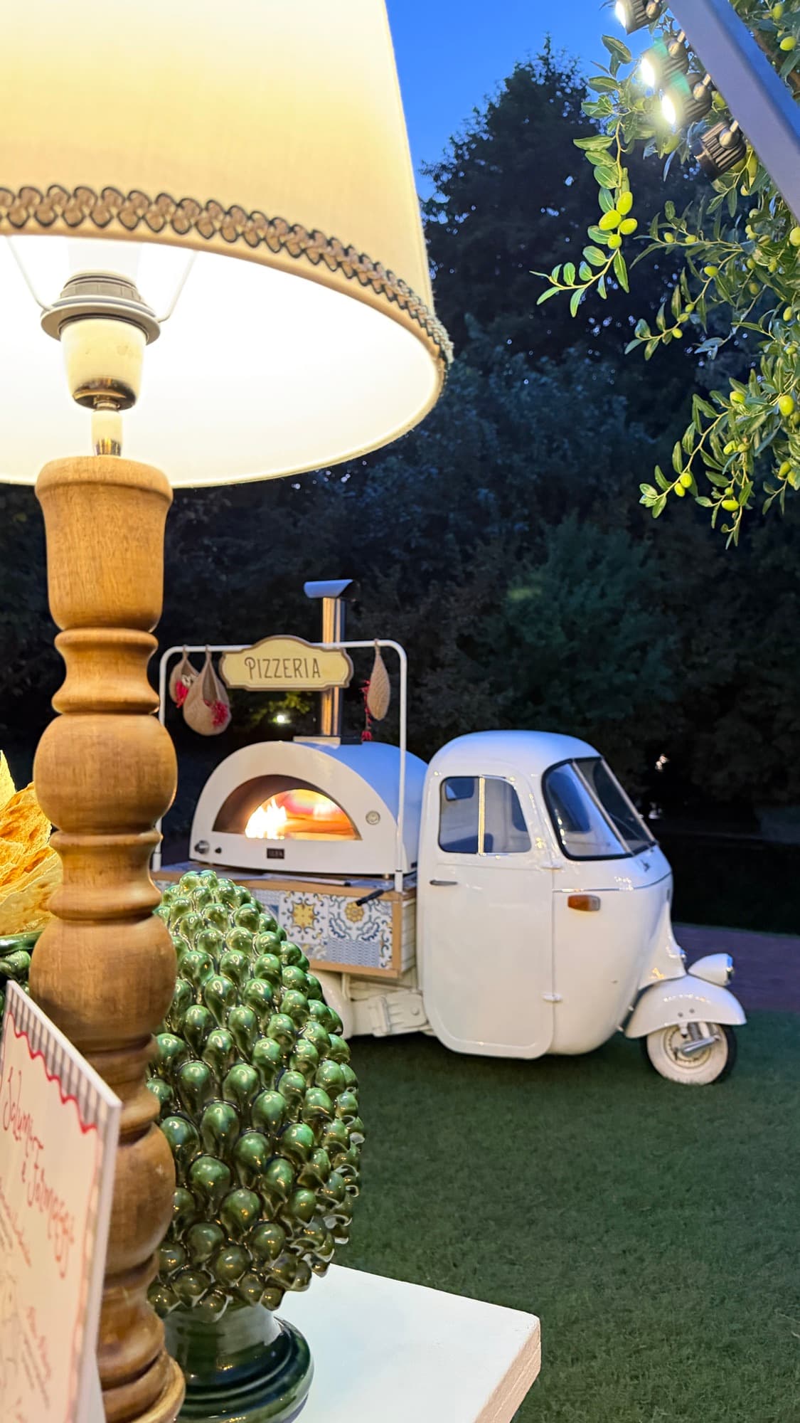 Ape Pizzeria con forno a legna acceso durante la festa in giardino