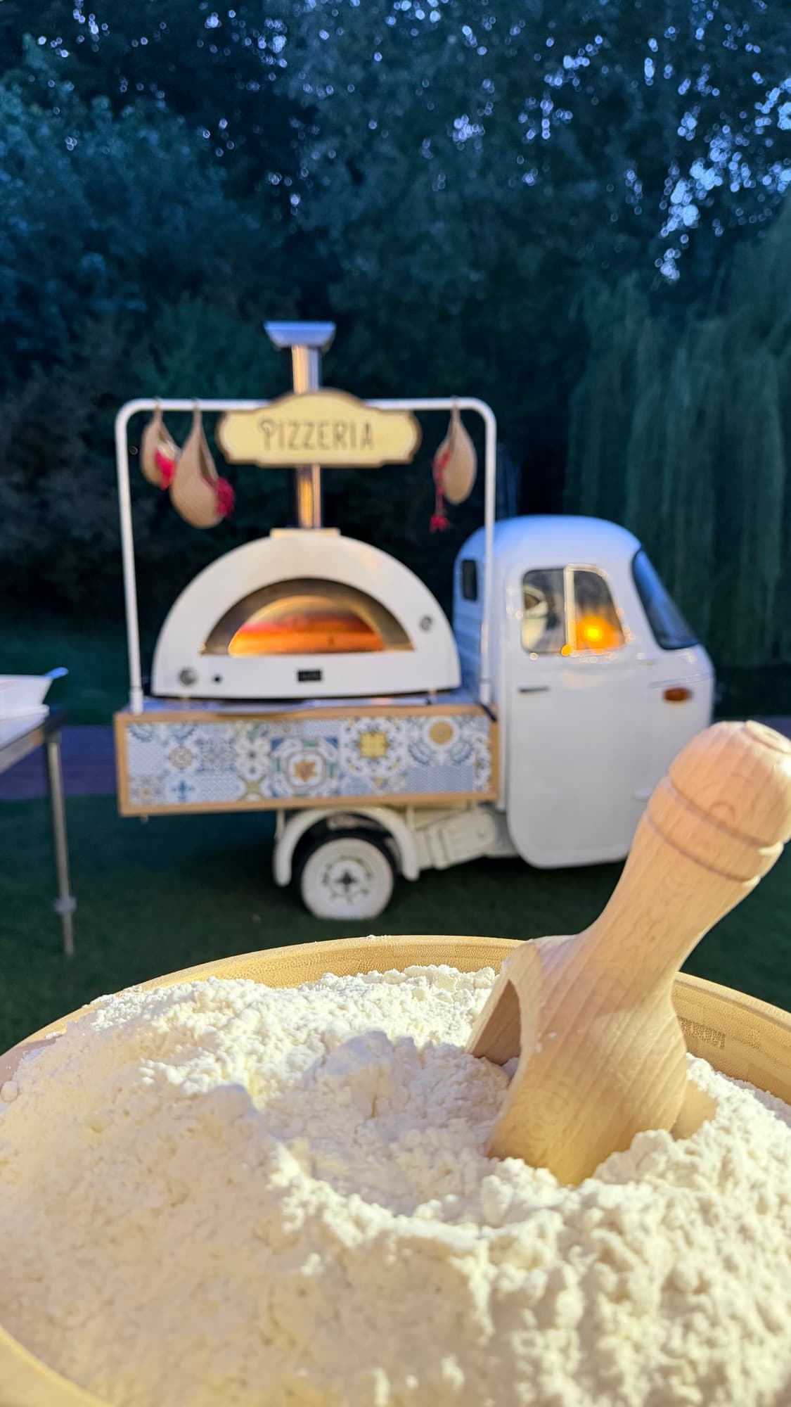 Impasto per la pizza e Ape Pizzeria con forno a legna sullo sfondo