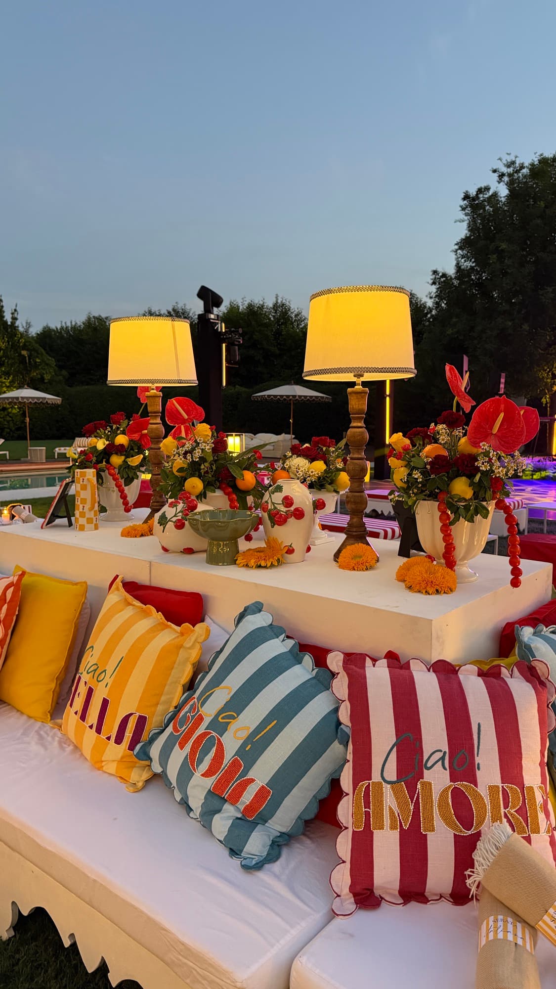 Cuscini a righe Ciao Amore e centrotavola di agrumi nell'area lounge