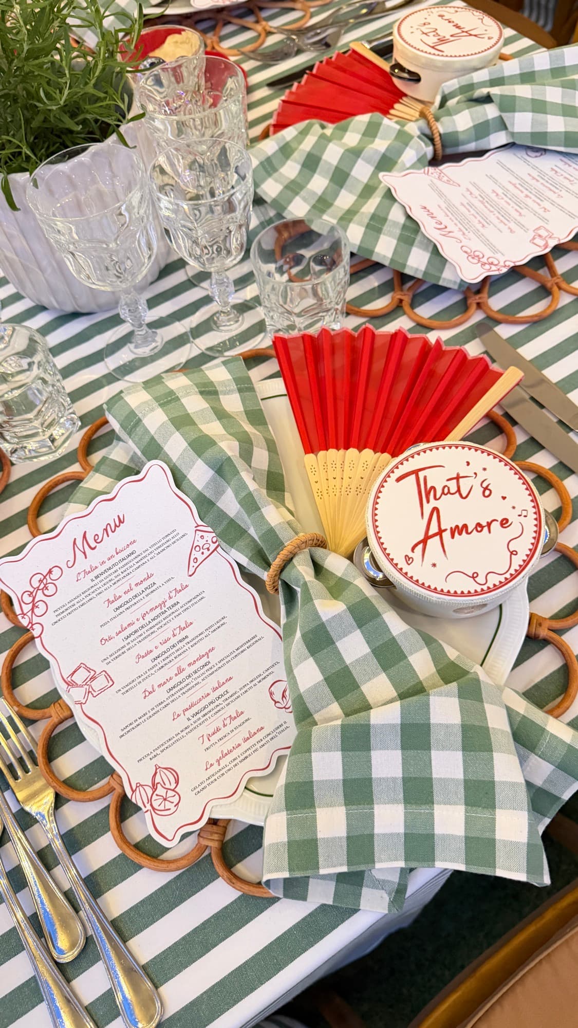 Mise en place con tovagliato a quadri verdi, menu e bomboniera That's Amore